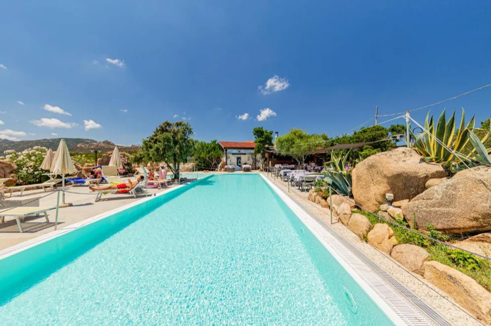 Hotel Lu Nibareddu | ligbedden bij zwembad